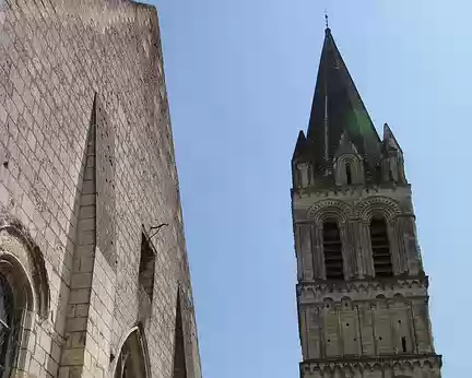 PXL026 L'Eglise St-Laurent (à gauche) datant des XIè et XVIè s. et l'Eglise abbatiale...